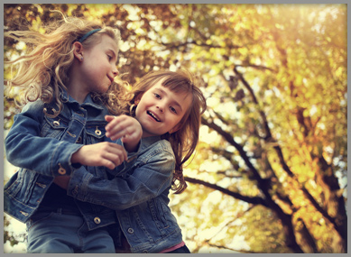 Photographie représentant deux petites filles qui s'amusent ensemble.